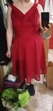 Czerwona koronkowa rozkloszowana sukienka