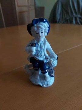 Piękna figurka z porcelany.