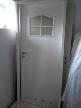 Drzwi prawe z futryną białe 80