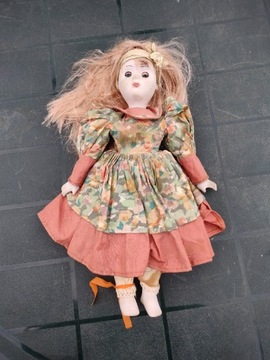 Piękna lalka porcelanowa.       