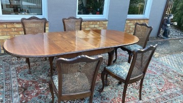 Stół z pięcioma krzesłami  