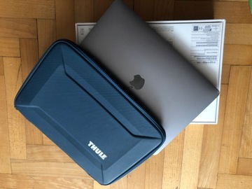 MacBook Air 13-inch Space Gray + etui Thule Sweden