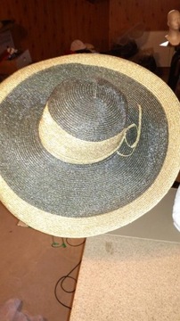 kapelusz oliwkowy z przeplatana zlota nitka