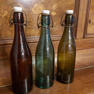 Trzy stare  butelki- trzy odcienie szkła -,lata 70
