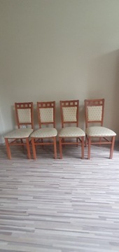 Komplet czterech drewnianych krzeseł 