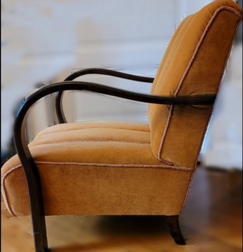 Przedwojenny fotel klubowy vintage miodowy aksamit