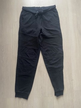 Czarne spodnie dresowe dla chłopca 158/164 [S10]