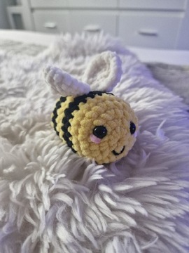 Pszczółka na szydełku maskotka pluszowa handmade