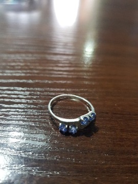 Srebrny pierścionek 16mm 925 niebieskie cyrkonie
