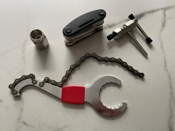Zestaw narzędzi rowerowych: bacik, klucz do kasety, skuwacz, multitool