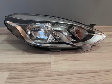 Lampa przednia Ford Fiesta MK8 prawy przód