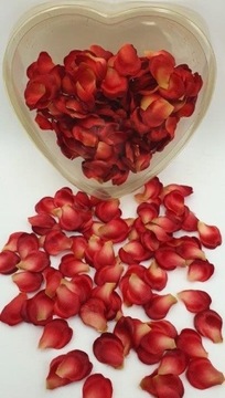 Płatki róż w plastikowym pudełku w kształcie serca
