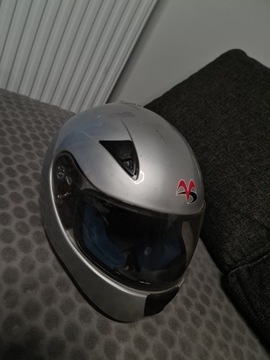 Srebrny kask motocyklowy rozmiar M