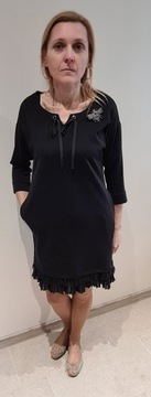 Czarna sukienka z ozdobną broszką