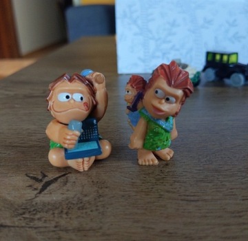 2 figurki z Kinder niespodzianki jaskiniowcy