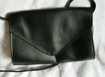 Czarna torebka na długim pasku, klasyczna