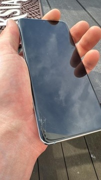 Samsung Galaxy S20 5G – Używany z Delikatnym Pęknięciem na Wyświetlaczu