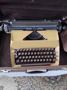 Maszyna do pisania walizkowa