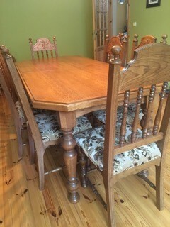 Stół drewniany i 8 krzeseł.