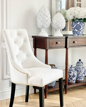Krzesło z pinezkami i kołatką w stylu hampton