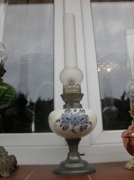 lampa naftowa z kwiatowym pojemnikiem 