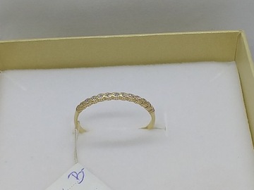 Subtelniutki pierścionek złoty z brylantami 