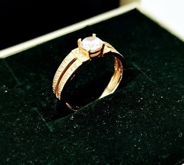 Złoty pierścionek z Cyrkoniami