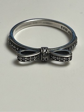 Pandora pierścionek kokarda srebrna 56