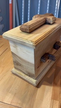 Urna pogrzebowa drewniana, lity orzech.