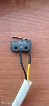 Mikro przełącznik 125v/250/VAC 5A T105 5E4