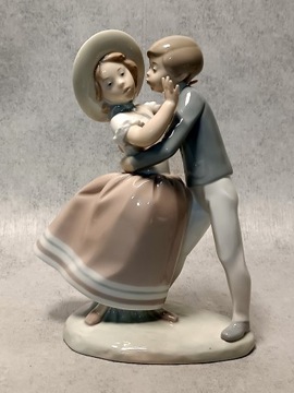 LLADRO #4856 Czas Walca Chłopiec całuje dziewczynę