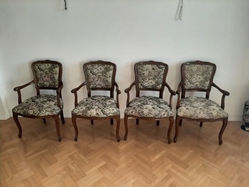 Krzesła stylowe z podłokietnikami.