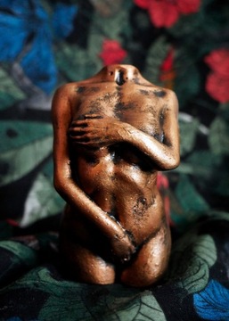 Rzeźba z gipsu, złota kobieta wys. 8,4 cm