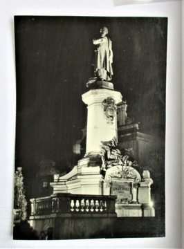 Warszawa-pomnik Mickiewicza w nocy