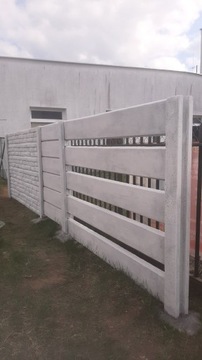 Ogrodzenie betonowe pełne lub palisadowe.