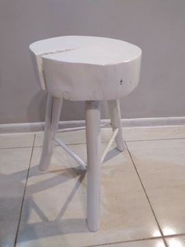 Biały stołek z plastra drewna, kwietnik, taboret