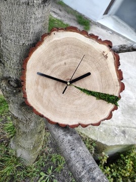 Unikatowy zegar z drewna dębowego z korą i mchem