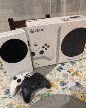 Xbox Series S + 2 pady