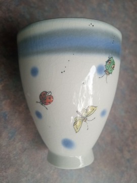 Designerski kubek z porcelany zdobiony w owady