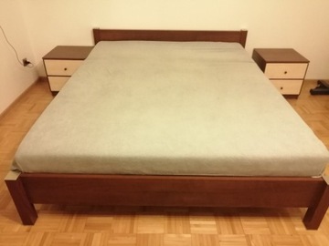 Łóżko z dwiema z szafkami