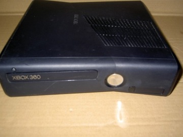 Konsola XBOX 360 (dysk 320 GB, 3 x pad)