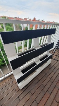 Kwietnik z palety do ogrodu na balkon