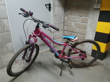 Różowy rower dziecięcy