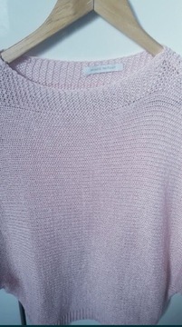 Włoski, różowy sweterek dzianinowy z złotą nitka