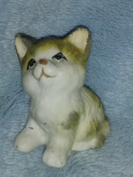 Ceramiczna stara figurka kotek