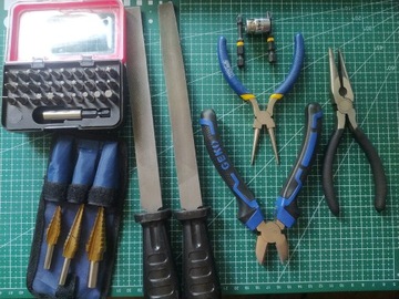 Zestaw różnych narzędzi ręcznych i bitów