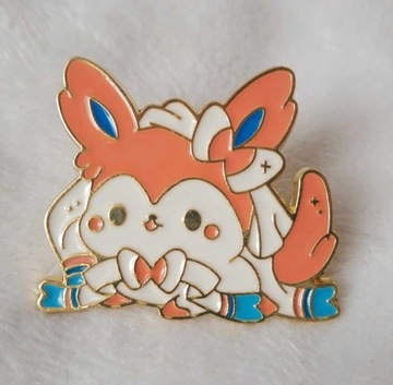 Przypinka metalowa pin Sylveon anime Pokemon złota