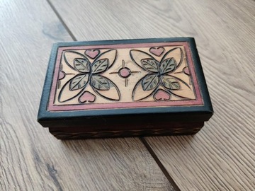 Drewniana rzeźbiona szkatułka pudełeczko