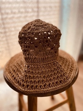 Stylowy, letni, damski kapelusz firmy  MANGO