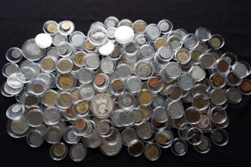 monety w pudełkach po zbieraczu